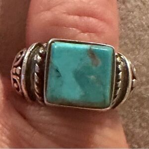 Stunning Sterling & Turquoise Ring w/ scrolled side detailing Size 5